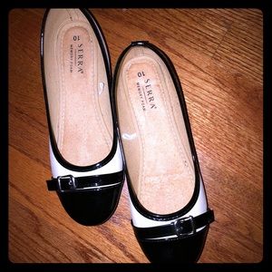 Black/ white flats